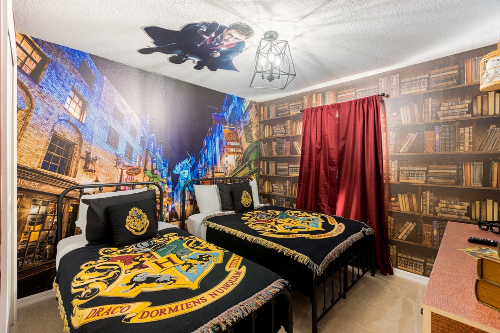 Ndani ya shule ya uchawi, utakuwa na jasura zinazopambana na nguvu za giza, pamoja na marafiki zako wa Mchawi!! Katika chumba hiki cha kulala utapata: vitanda viwili vya mtu mmoja, matandiko yenye mada, runinga mahiri, kabati, picha ya mwendo, taa ya dari na bafu la kujitegemea!