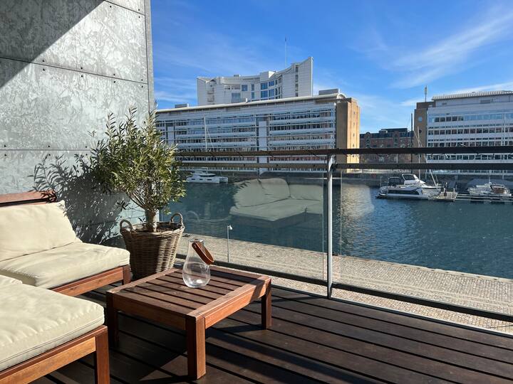 Harbourview apartment w 2 balconies & free parking Apartments for