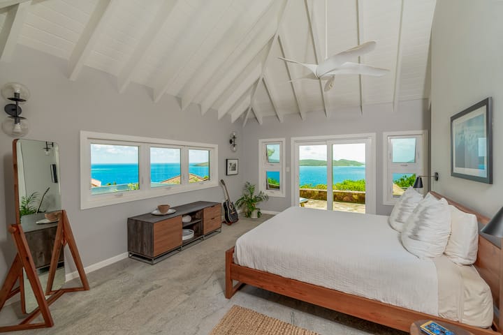 Glavna spavaća soba s pogledom od 180 stupnjeva na Saba Rock, otoke Prickly Pear i Moskito te šire Karipsko more