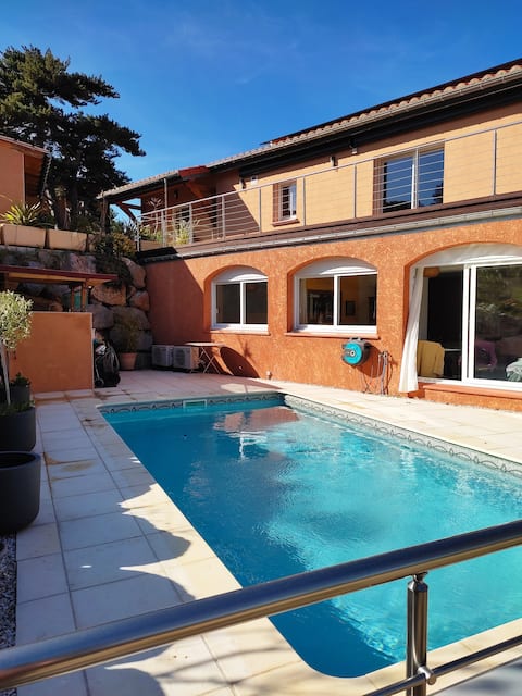 Beautiful 3 bedroom, large private garden with heated pool