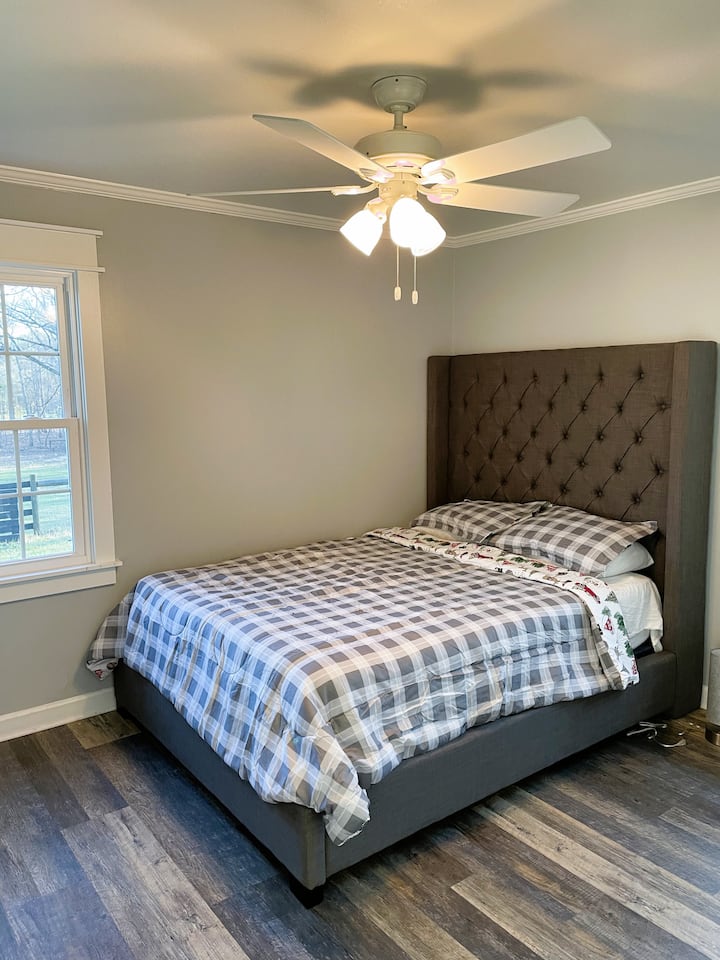 Mirando en el dormitorio 2 (también tiene un escritorio y silla)