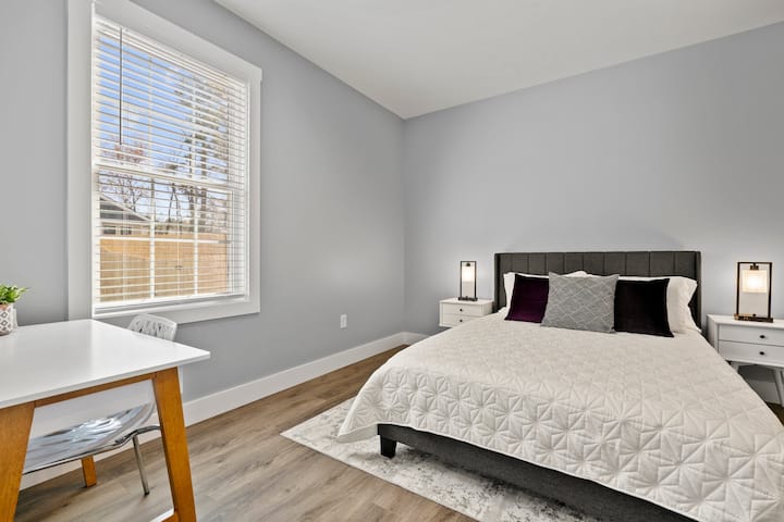 Chumba hiki cha kulala cha malkia kilicho na godoro la povu la kumbukumbu lenye ukadiriaji wa juu limefungwa kwenye ghorofa ya kwanza. 