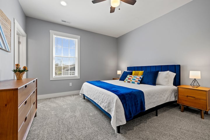 Chumba hiki cha kulala cha ghorofa ya juu pia kimejaa chumba, chenye kabati la kuingia, bafu kamili la kujitegemea, kabati la kujipambia na kioo cha sakafu. 