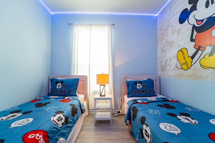Dječja soba s tematikom Mickeyja uključuje dva odvojena kreveta