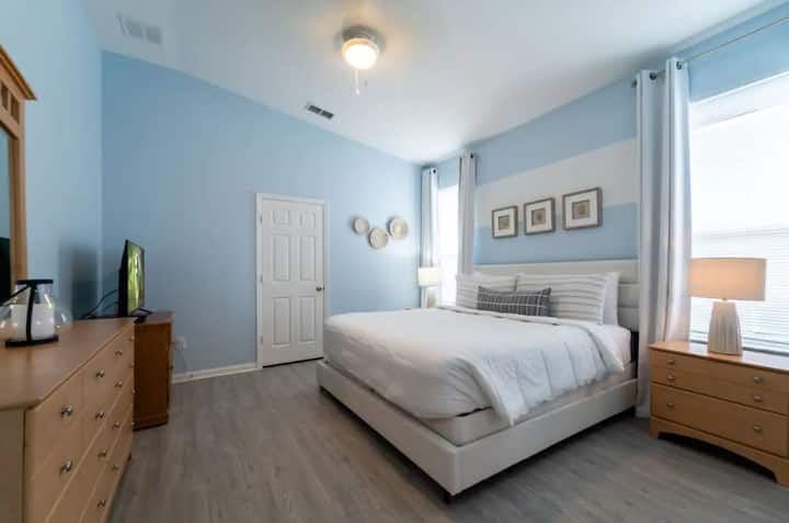 Breezy coast themes run throughout the home. Uživajte u samoći u većem od dva glavna apartmana s spojenom kupaonicom, bračnim krevetom i ugradbenim ormarom. 