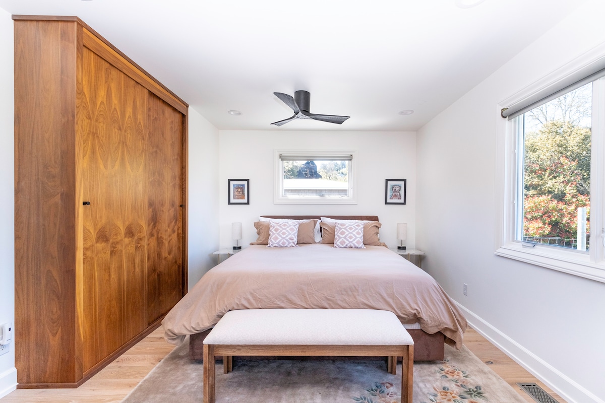 Boresha nyumba mahususi zilizojengwa ndani na kitanda aina ya king