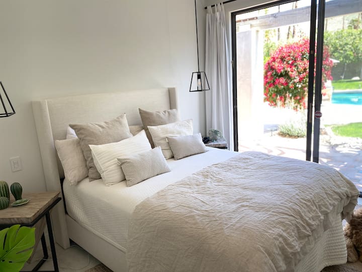 Спалня за гости №2 с изглед към басейна