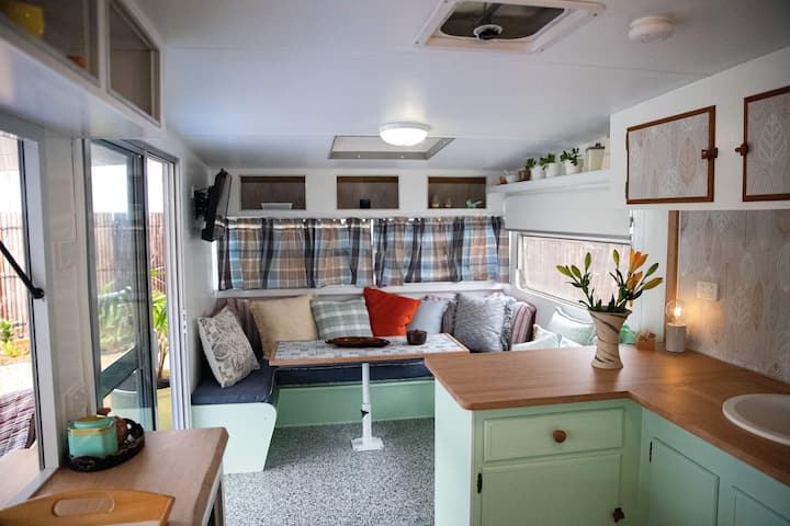 Თუ ამინდი საუკეთესო არ არის, დაისვენეთ და დაისვენეთ კომფორტულ საცხოვრებელსა და სასადილო სივრცეში 32"-იანი სმარტ-ტელევიზორით, რომ გაერთოთ თქვენი საყვარელი გადაცემების ან ბანქოს ან დაფის თამაშების გასართობად