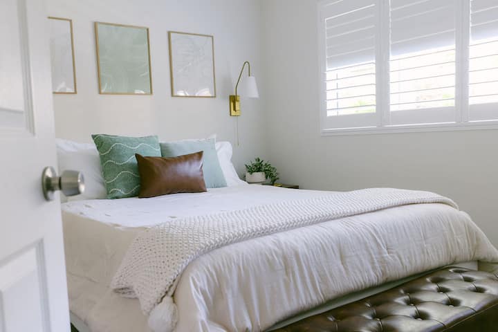 Tu je naša hlavná spálňa s manželskou posteľou. Po dni strávenom objavovaním si môžete v tomto pokojnom priestore úplne oddýchnuť. Naproti posteli je celoplošné zrkadlo a nástenná skriňa a kúpeľňa s toaletou je prepojená s izbou na vaše súkromné použitie.