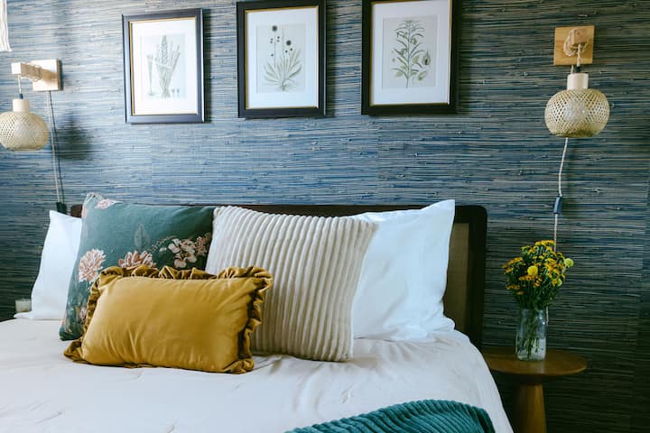 Detailnosť detailov v náladovej spálni s manželskou posteľou.