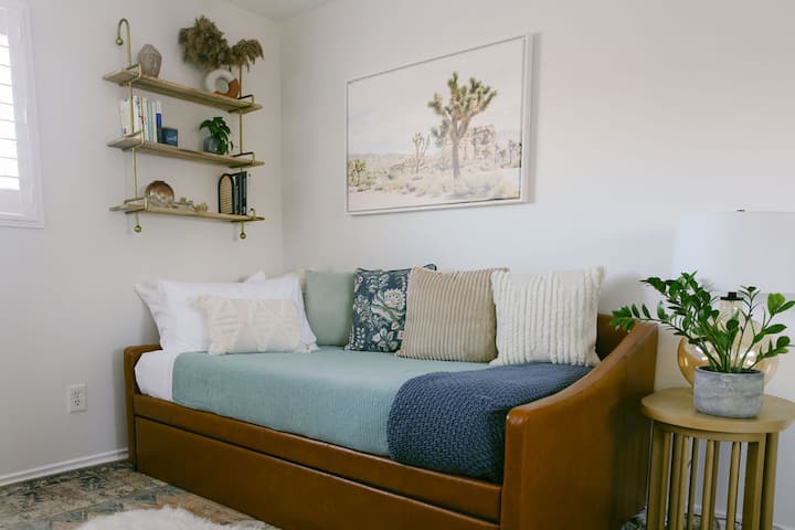 Tu je naša posteľ typu trundle, ktorá má horný a spodný dvojitý matrac. Veľmi útulné a pohodlné na oddych alebo spanie. Stropné svetlo môže byť stlmené podľa vašich preferencií.