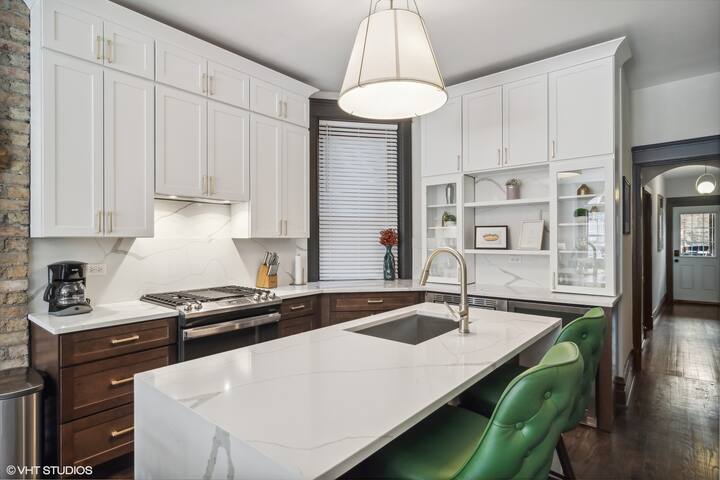 Stunning 5 Bedroom Gem Steps from Wrigley Field! gallery image 5