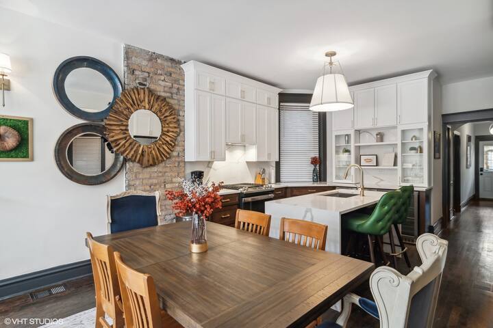 Stunning 5 Bedroom Gem Steps from Wrigley Field! gallery image 4