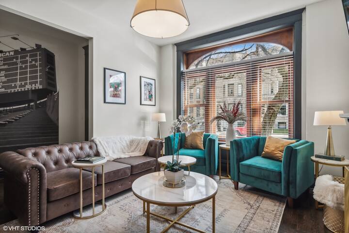 Stunning 5 Bedroom Gem Steps from Wrigley Field! gallery image 2