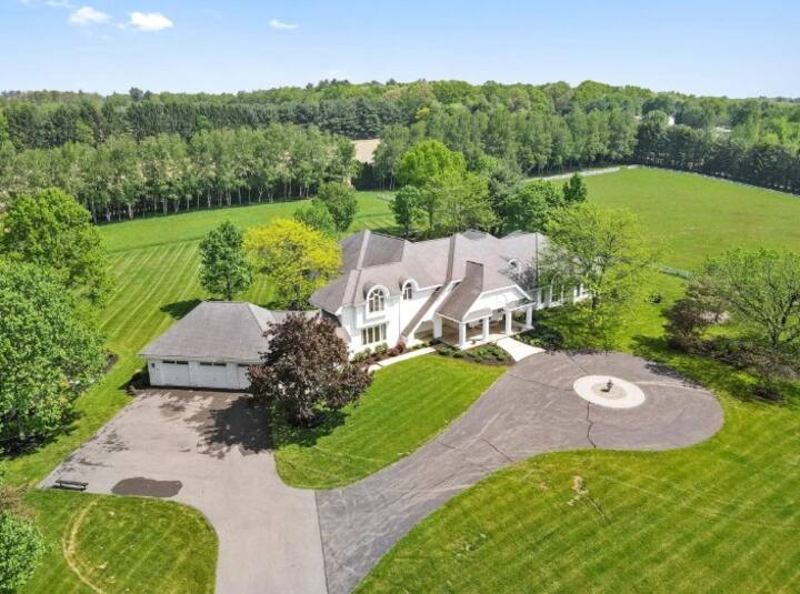 Secluded Shangrila Villa Farm stays for Rent in Palmerton
