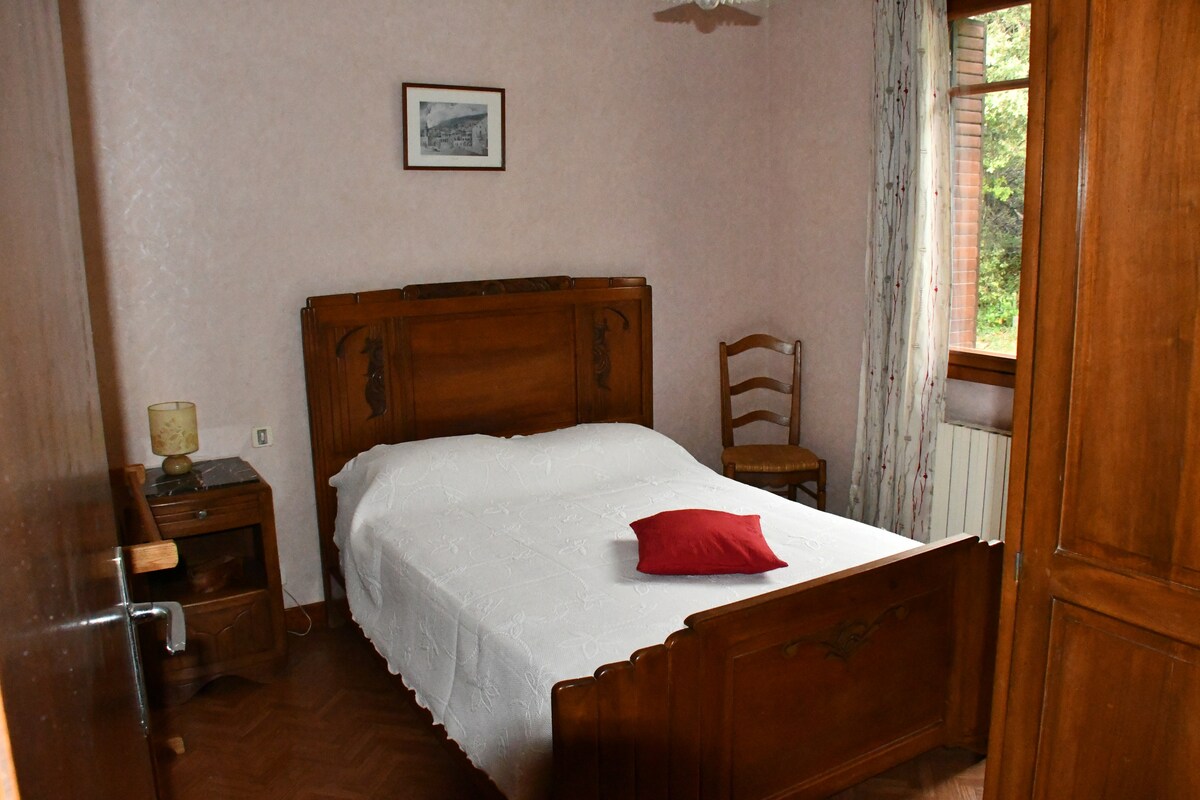 Au rez de chaussée une chambre vintage avec un lit en 140cm