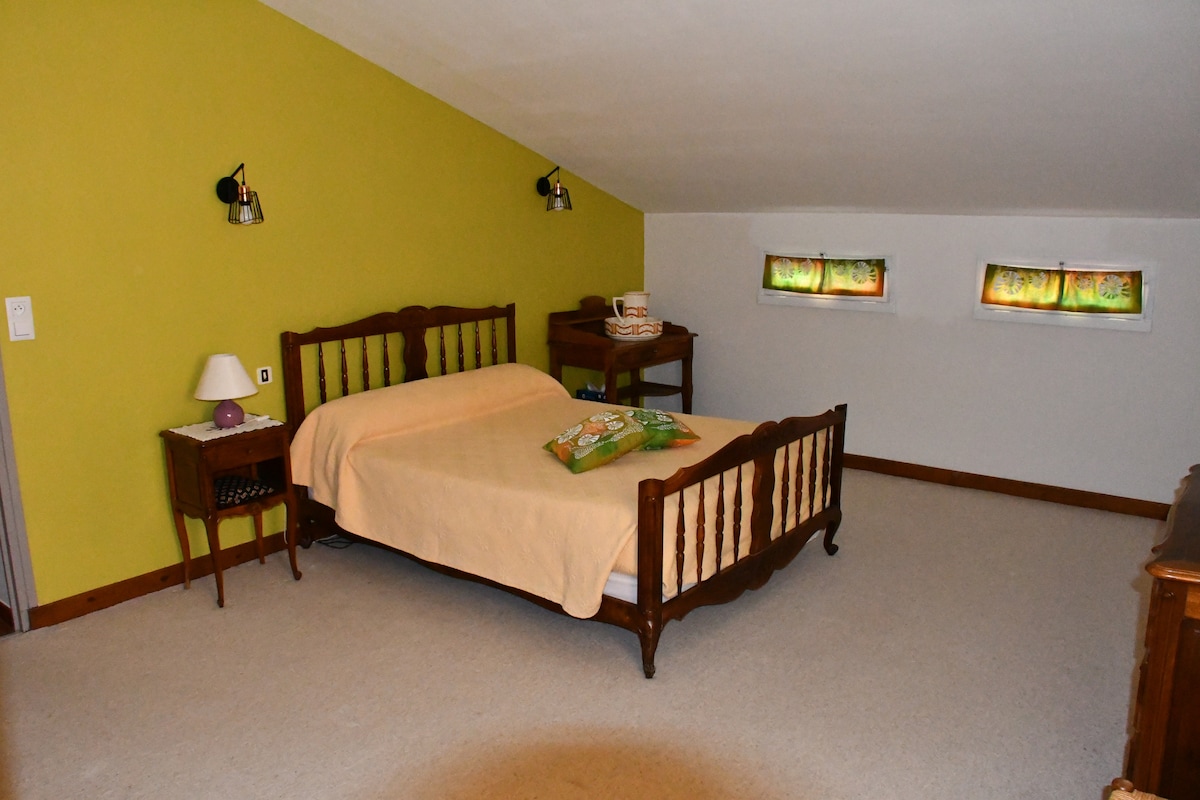 Troisième chambre à l'étage, très spacieuse sous toit très bien isolée.