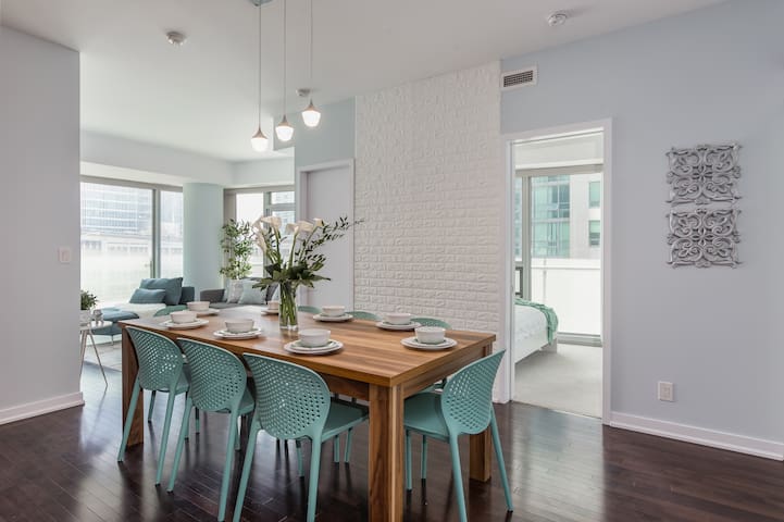 Bright & Sunny Corner Condo MTCC, CN, Waterfront! gallery image 3