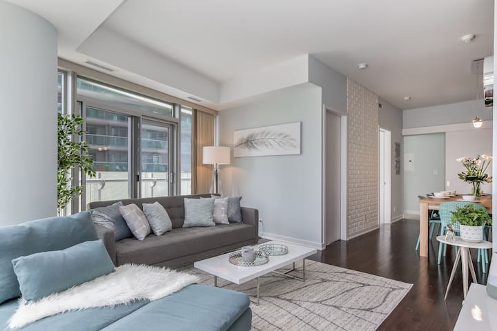 Bright & Sunny Corner Condo MTCC, CN, Waterfront! gallery image 2