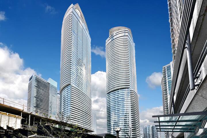 Bright & Sunny Corner Condo MTCC, CN, Waterfront! gallery image 5