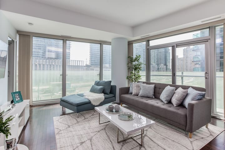 Bright & Sunny Corner Condo MTCC, CN, Waterfront!