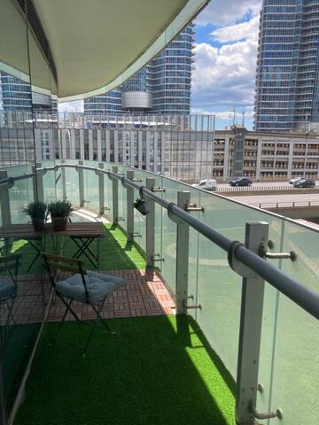 Bright & Sunny Corner Condo MTCC, CN, Waterfront! gallery image 4