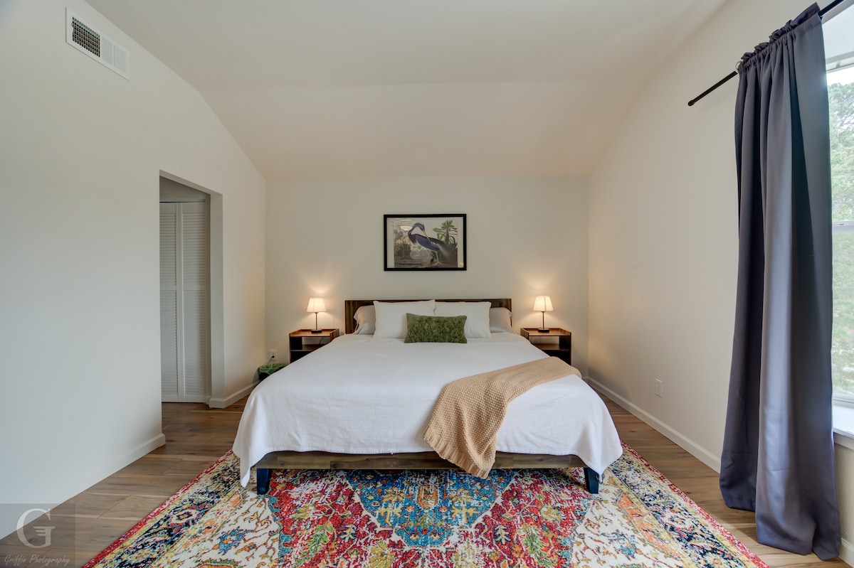 חדר שינה ראשי עם מיטת קינג סייז נוחה.