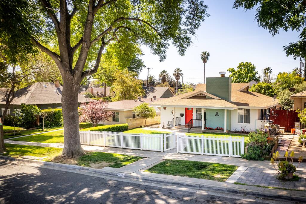 Airbnb BOHO Retreat Downtown Riverside!