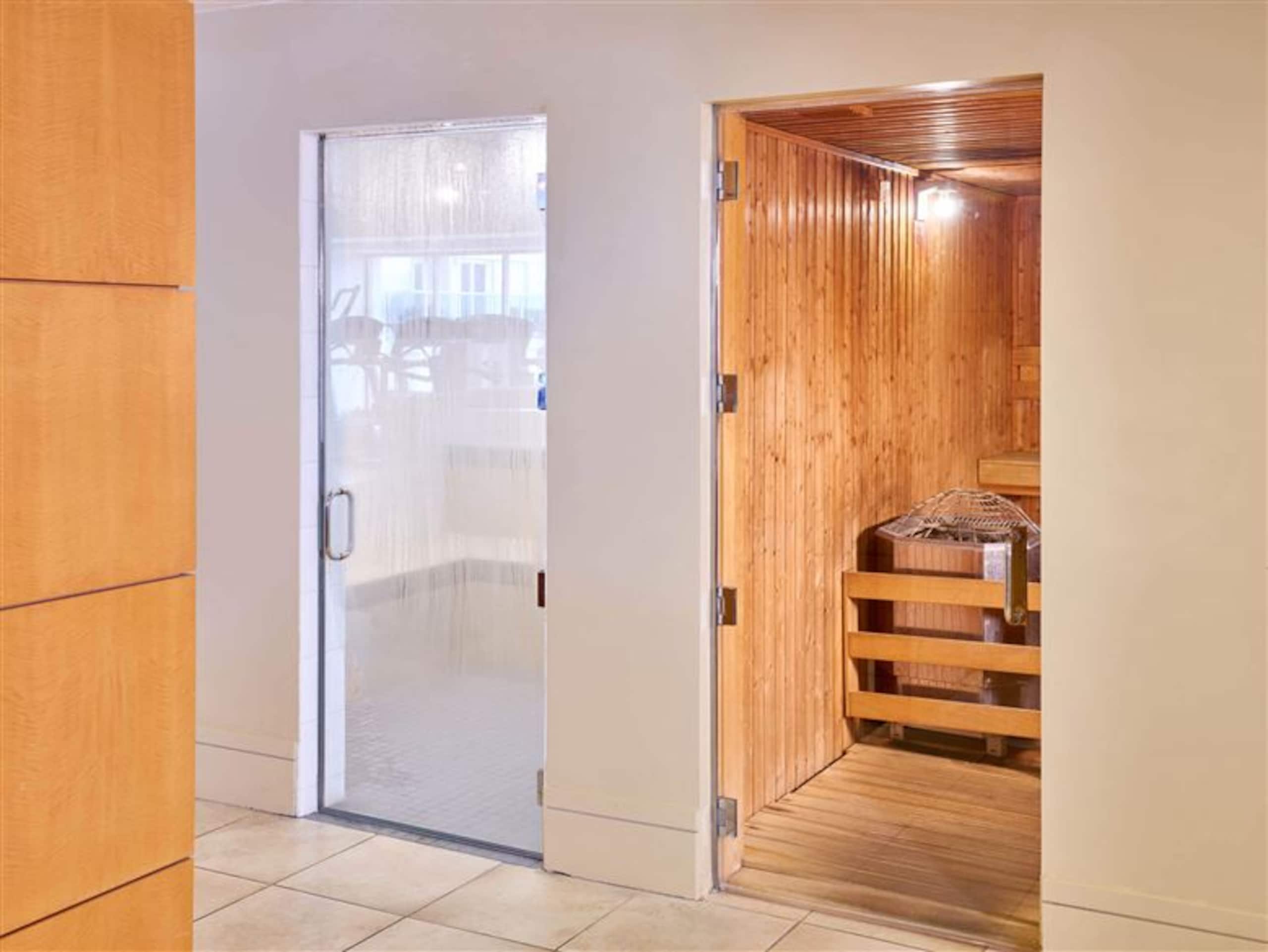 Hotel in Honolulu · ★4.76 · Studio · 1 bed · 1 private bath - Image 11