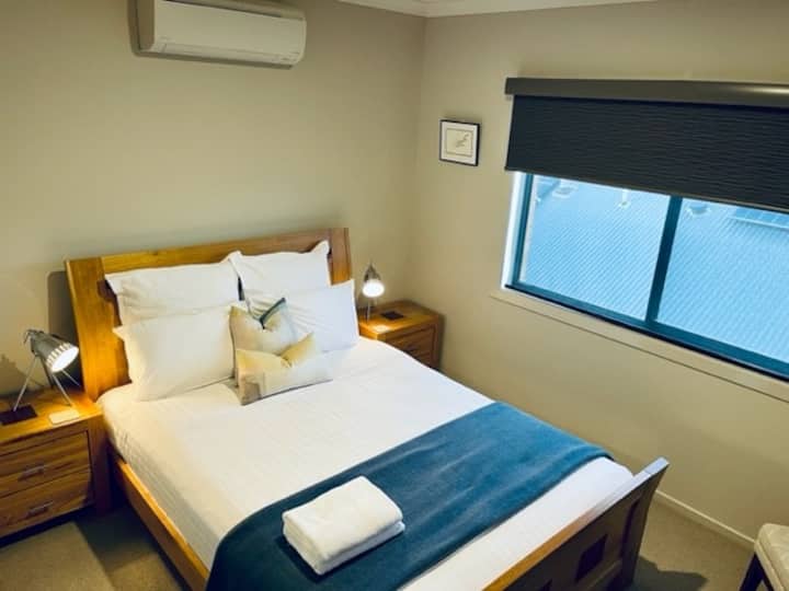 Suita e dhomës së gjumit "Queen" në katin e sipërm me hapësirë të madhe për gardërobë dhe sistem të ndarë për rehatinë e vizitorëve