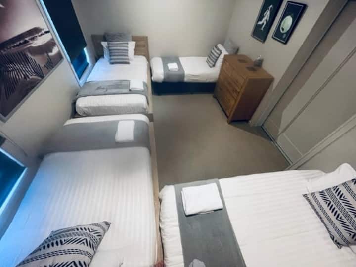 Hapësirë për fëmijë me katër krevate, e vendosur në katin përdhes, sistem i ndarë për rehati 