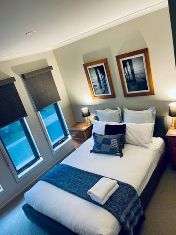 Suita e dhomës së gjumit "Queen" në katin e sipërm me pamje nga liqeni Nagambie.  Gardërobë e madhe për veshje dhe një sistem i ndarë për rehatinë e vizitorëve