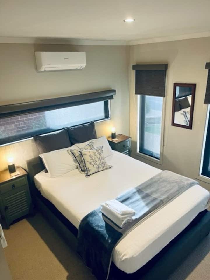 Suita e dhomës së gjumit "Queen" ndodhet në katin përdhes me gardërobë dhe sistem të ndarë për rehatinë e vizitorëve