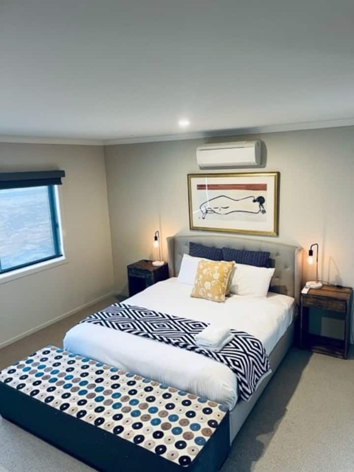 Dhomë e madhe master King e nivelit 1 me ambient privat dhe hapësirë të madhe për gardërobë , ideale për portakot