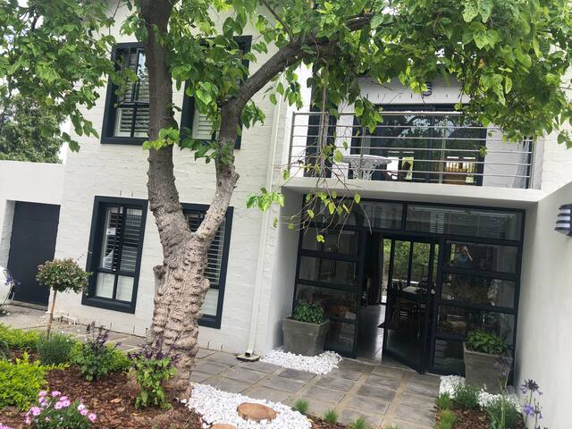 Between Oak & Palm gallery image 2