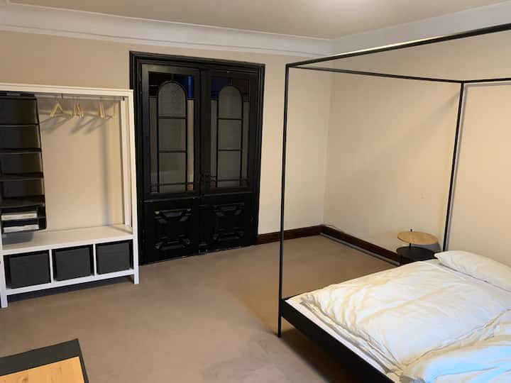 Dormitorio grande con cama matrimonial de 2x2m
