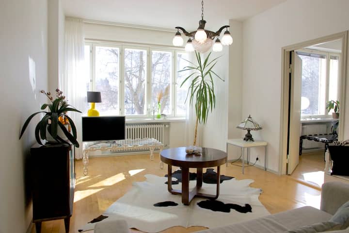 غرفة المعيشة فسيحة وتحتوي على سرير أريكة لشخصين، من بين أمور أخرى