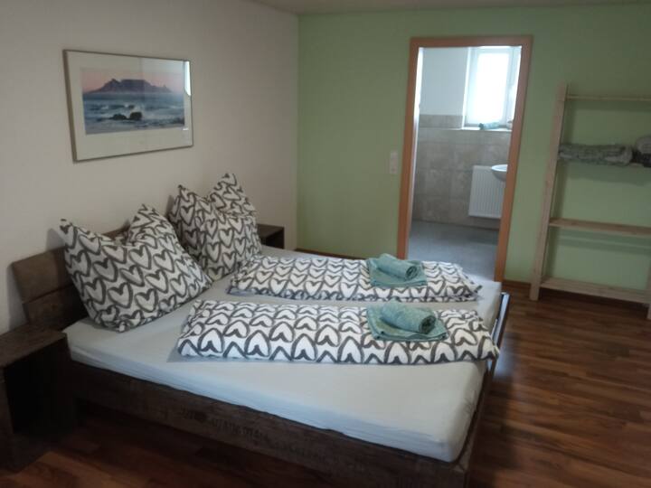 Habitación 2, incluido el baño y el inodoro.