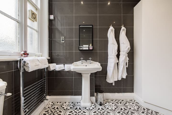 Avari Apartments – Premier Two Bedroom Apartment gallery image 2