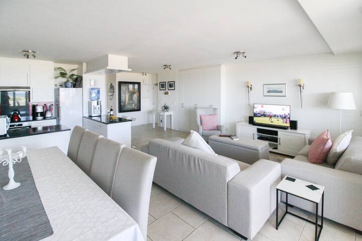 Luxury 2 Bedroom Beachfront Apartment – Strand CPT gallery image 4