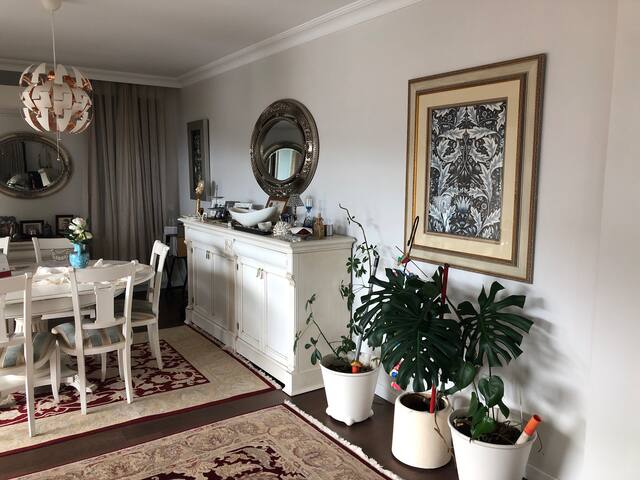 Deniz ve orman manzaralı havuzlu gallery image 3