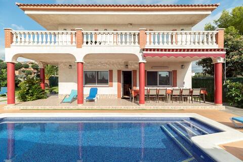 Vista Cunit is a large house with a pool, BBQ grill