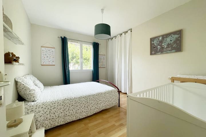 房间配备可逆空调（冷或冷）和160x200床，让您感到舒适+如有需要，可提供婴儿床 