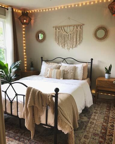 Boho paradise near downtown~ hot tub