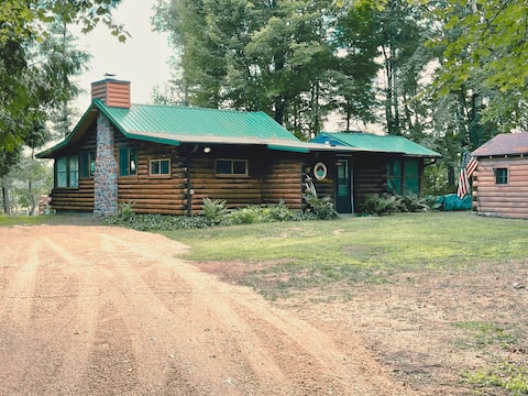 Lakeside log cabin with sandy beach