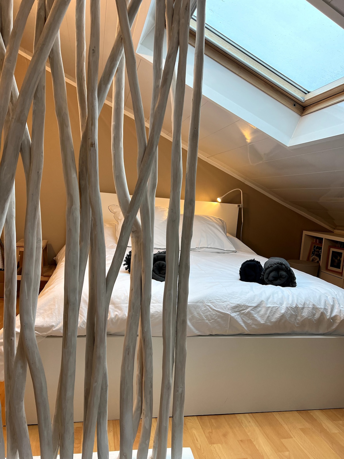 Dhoma e 2-të e sipërme e gjumit, krevat 160 cm, me ambient zyre
Shtrojat janë dhënë. Krevatet janë bërë pas mbërritjes tënde.