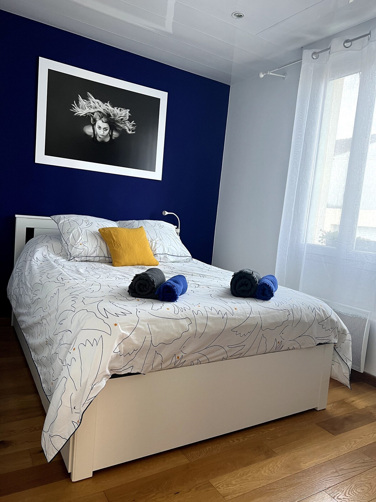 Dhomë gjumi në katin përdhes, krevat 140 cm