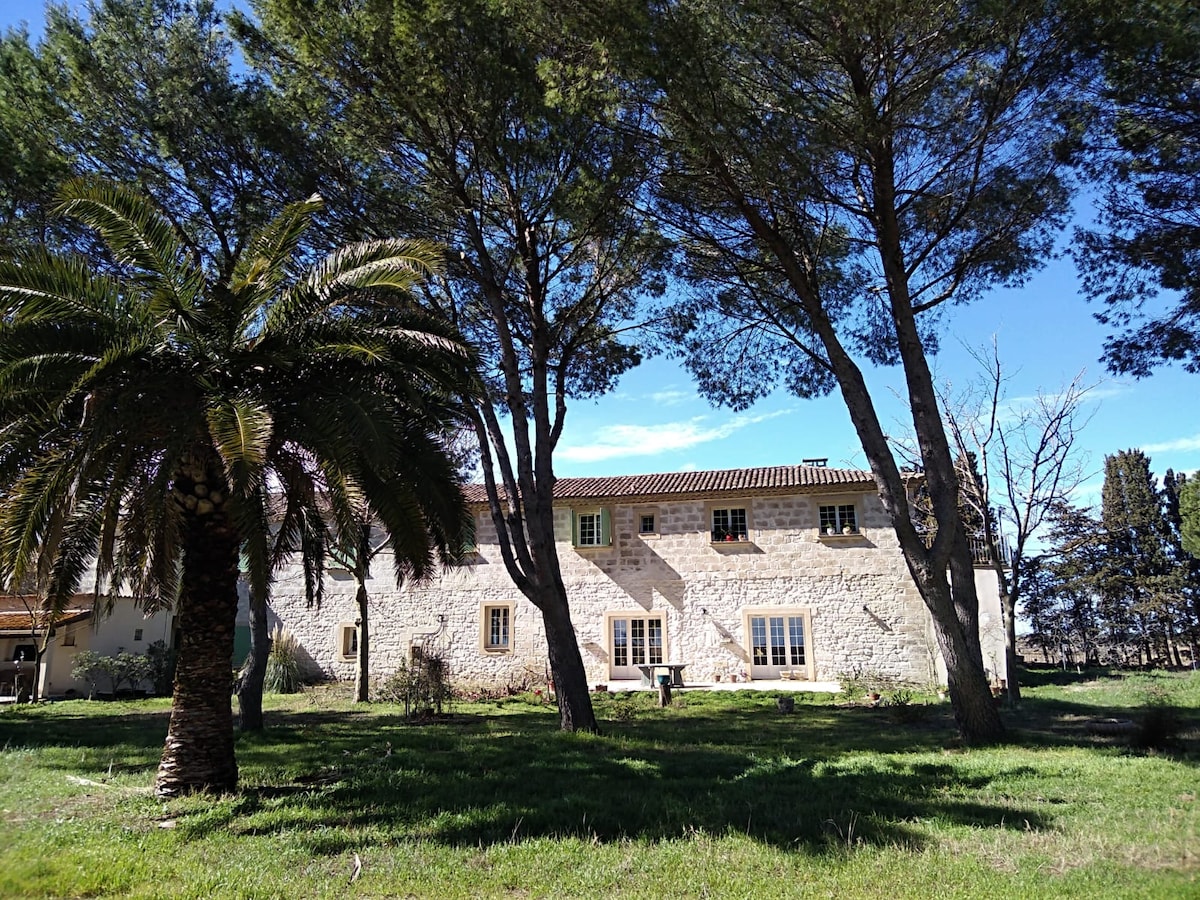 Propriété Airbnb réussie: In a farmhouse, apartment, max 5 people. Pool à Aigues Mortes