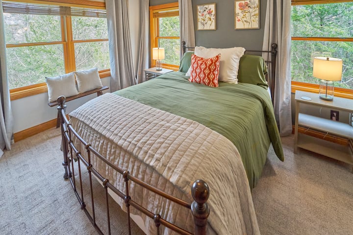 غرفة النوم في الطابق العلوي وجناح الحمام 4