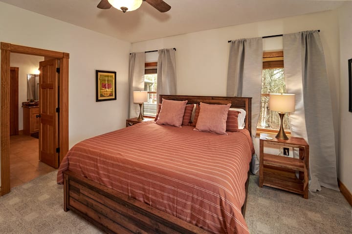 غرفة النوم والحمّام في الطابق السفلي 2